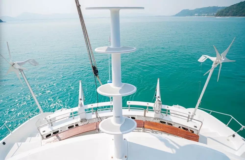 Wide Stern Deck