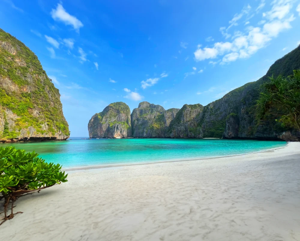 玛雅湾白沙滩与宁静海水景色，皮皮岛经典海湾之一