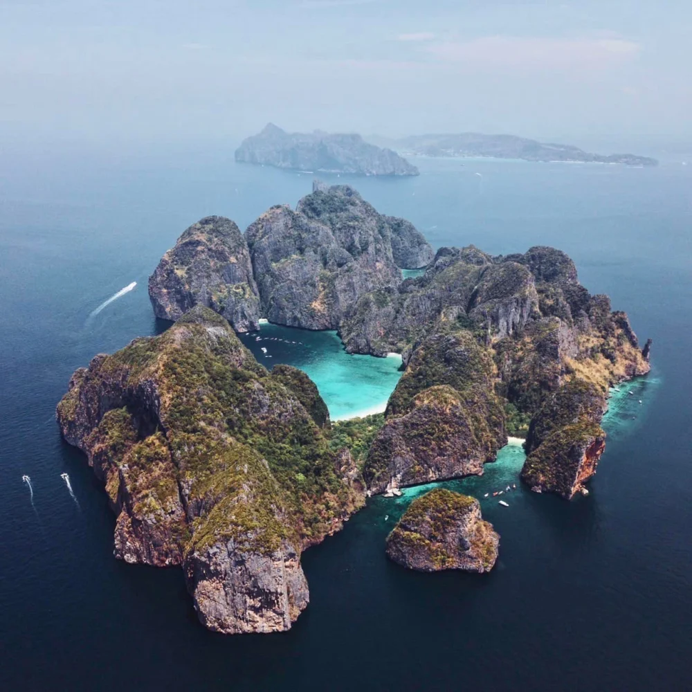 皮皮岛玛雅湾航拍全景，四周环绕石灰岩山壁与清澈海水