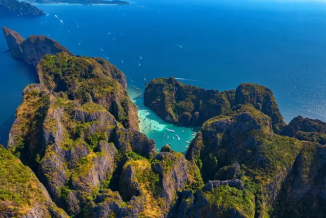 天堂湾航拍景色，石灰岩山壁环绕清澈海水