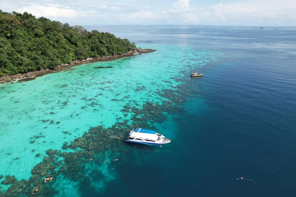 皮皮岛海景航拍图，快艇停靠在清澈的安达曼海上