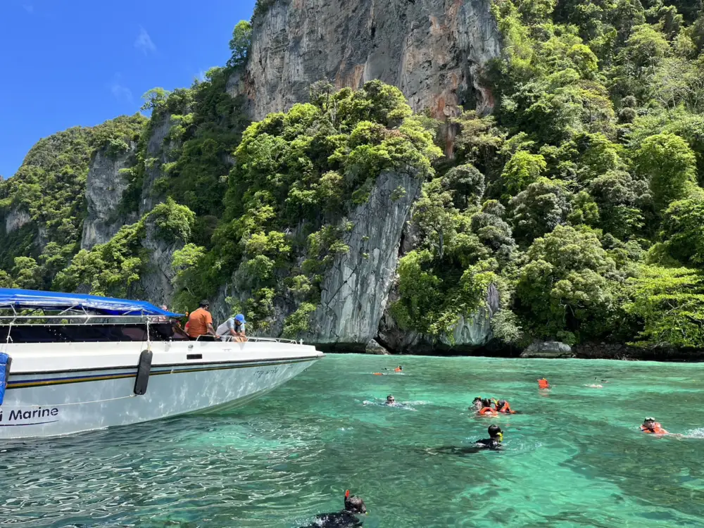 皮皮岛石灰岩海湾前的浮潜活动，海水清澈见底