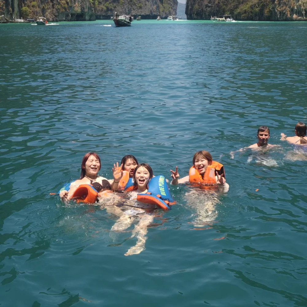 一群游客在皮皮岛海域进行浮潜活动