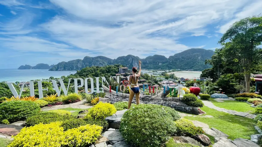 皮皮岛观景点俯瞰双湾全景，Ao Ton Sai Pier 与 Loh Dalum Beach 一览无遗