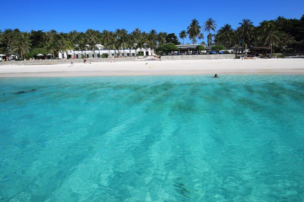 皇帝岛 Patok Beach 清澈蓝色海水和平静海面