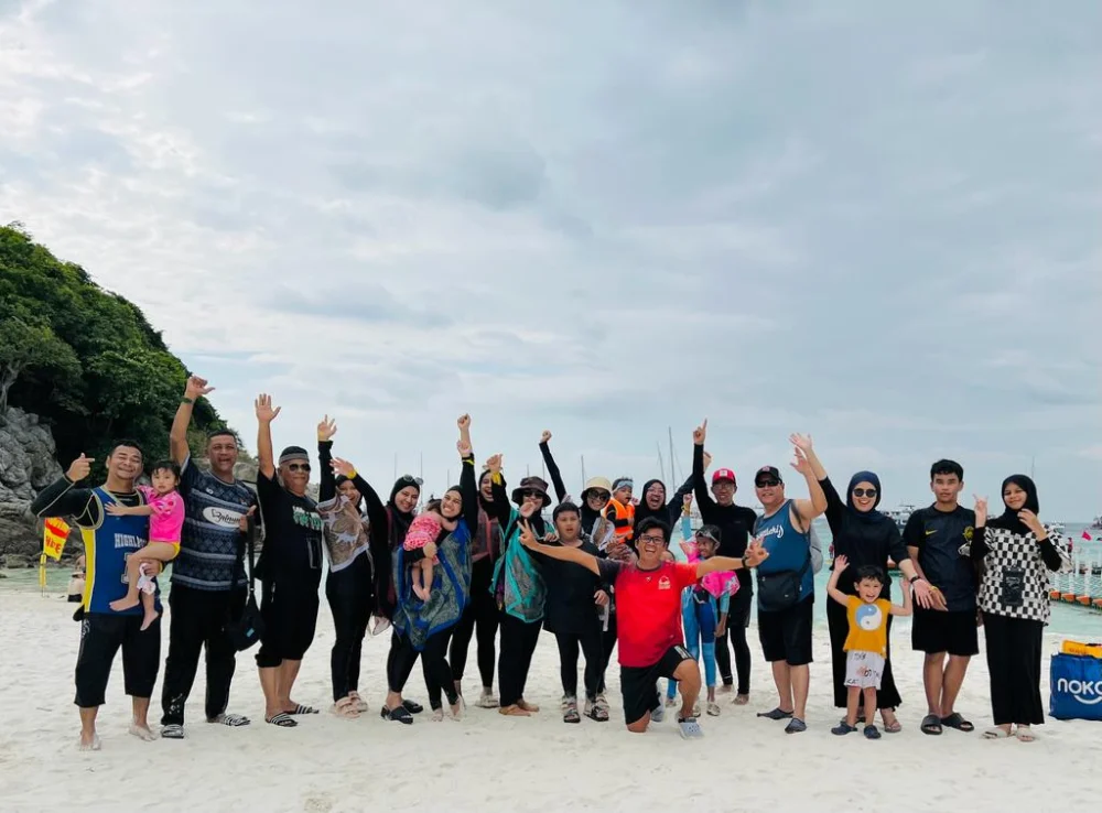 Phuket tour guide standing with travelers during a Racha Island day trip