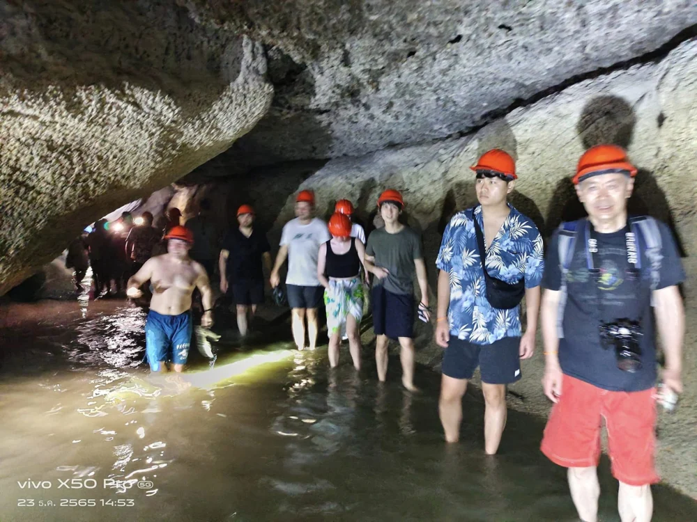 游客戴安全帽进入 Panak Island 冰淇淋洞