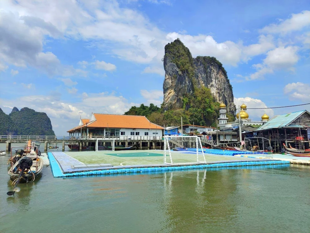 Koh Panyee 水上村与海上足球场景色
