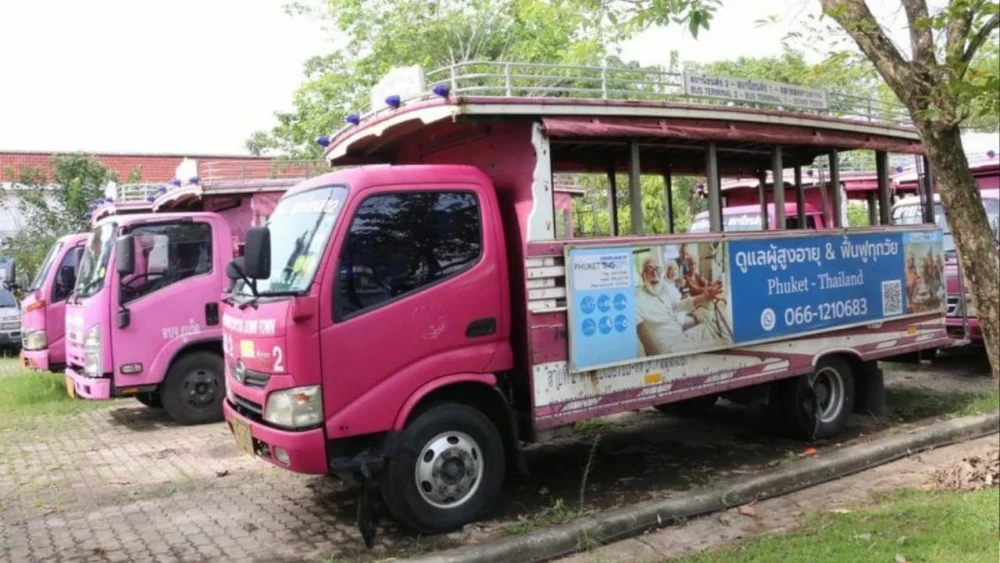 过去在普吉镇提供公共交通服务的粉色Pho Thong双条车