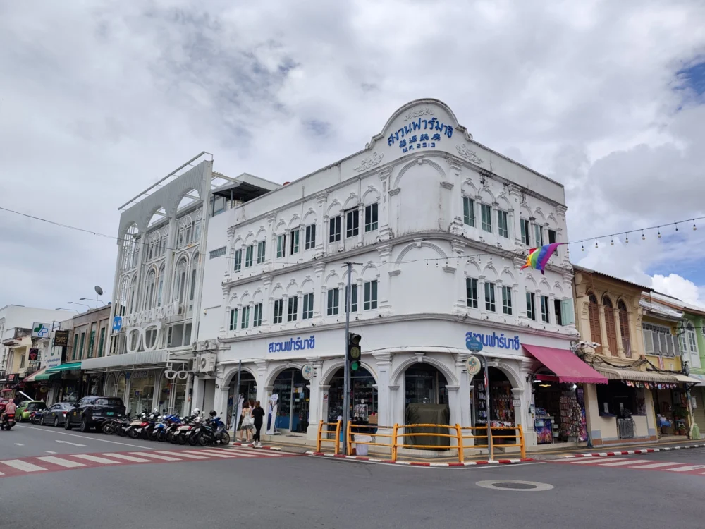 普吉老街白色老药房建筑