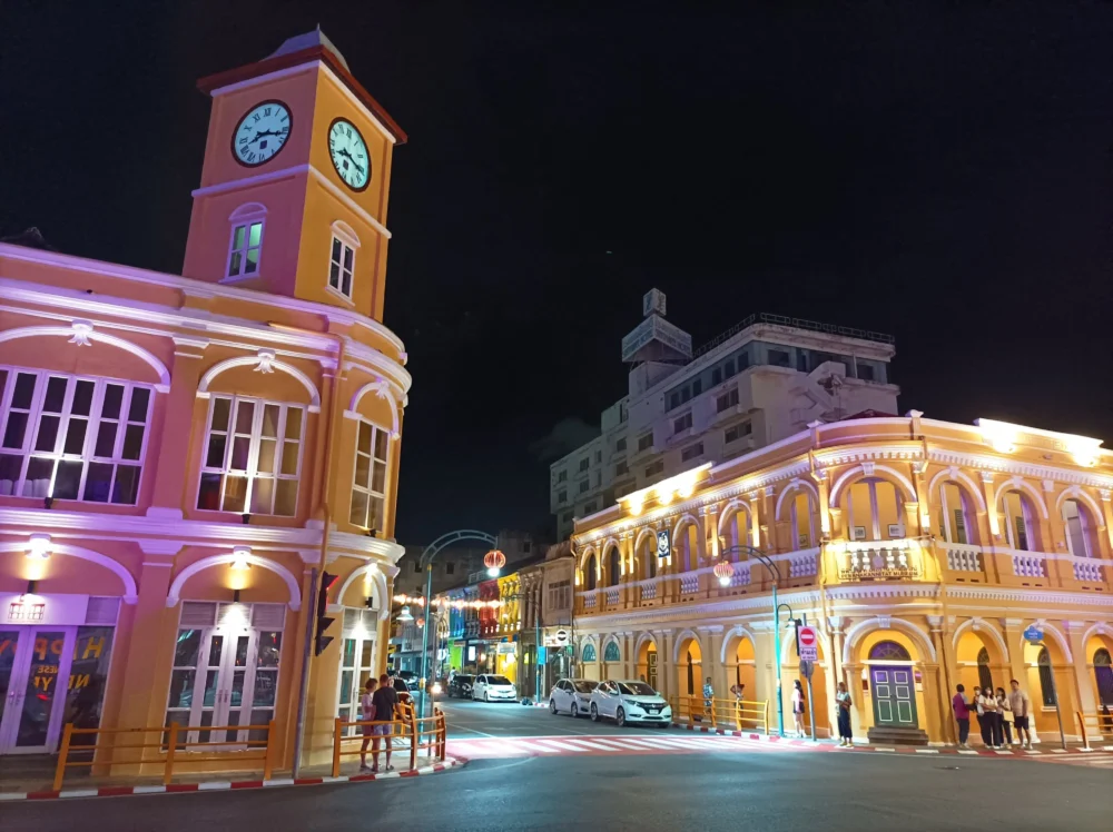普吉镇黄色大钟楼 Promthep Clock Tower 夜景