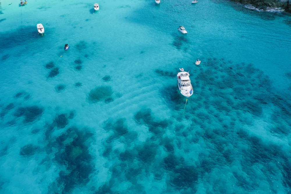 皇帝岛 Patok Bay 清澈蓝色海水,适合旺季浮潜体验