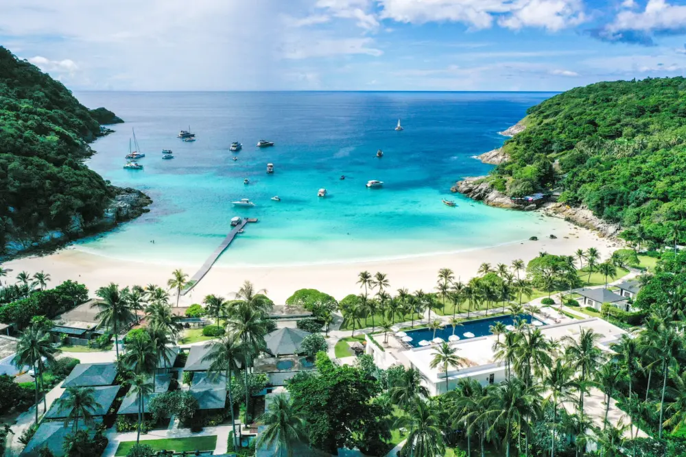 皇帝岛 Patok Bay 航拍全景,白沙滩与蓝绿色海水