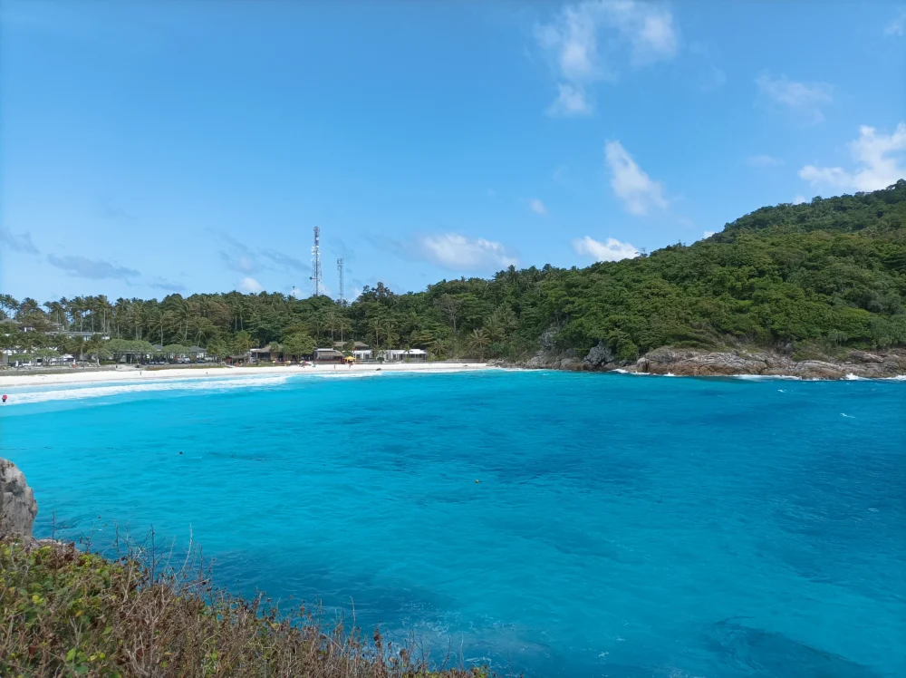 皇帝岛 Patok Bay 观景点俯瞰海湾与蓝绿色海水