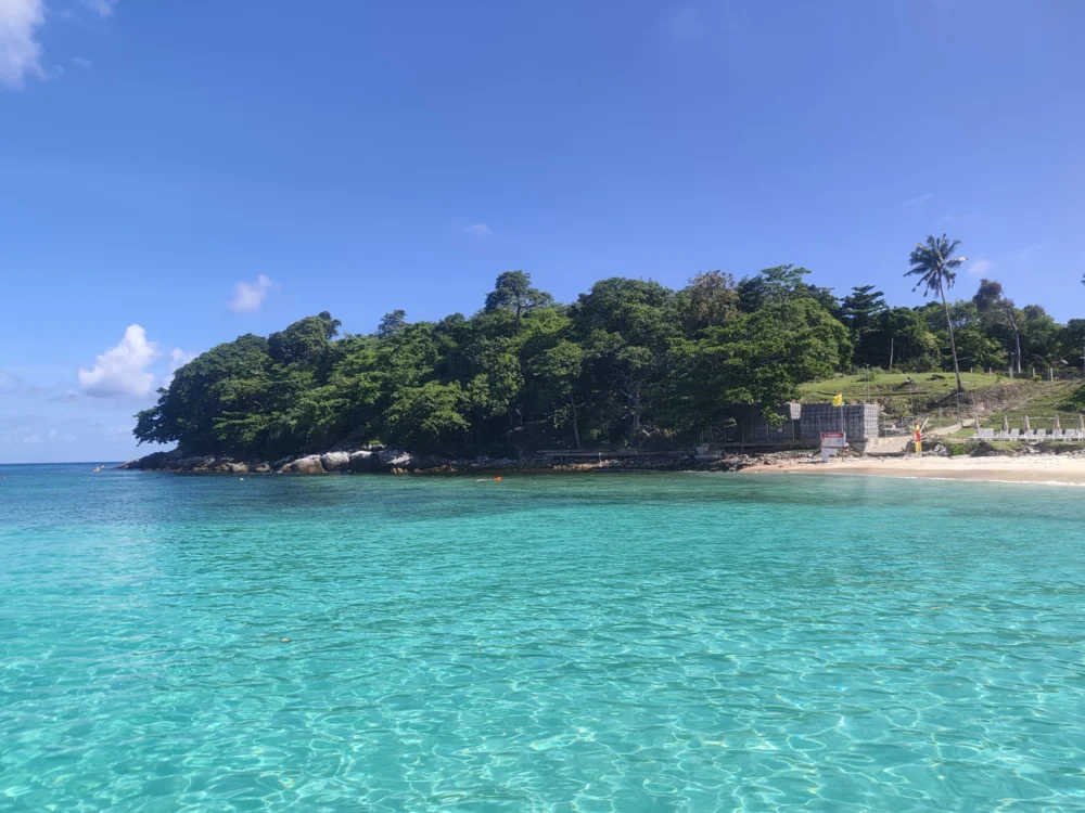 普吉岛雨季皇帝岛 Ter Bay 码头与平静海况