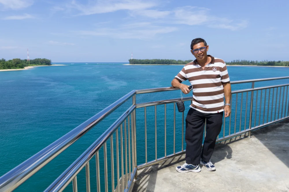 Visitor enjoying the sea view from the historic Sarasin Bridge