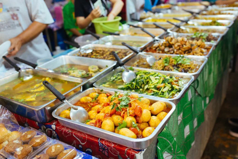 普吉娜卡夜市的街头美食摊位