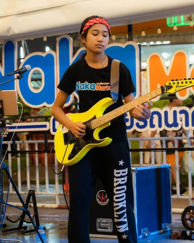 Nene Royal 在 Naka 夜市的表演