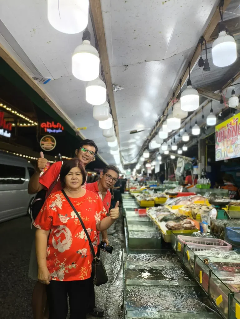 客人在海鲜店前拍照
