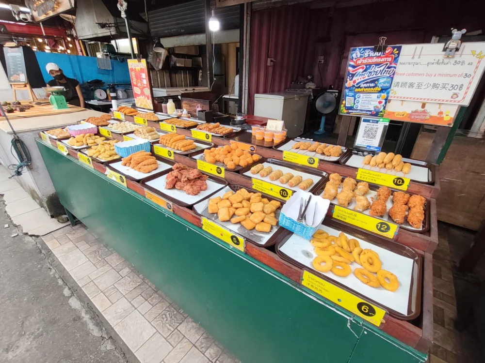傍晚的普吉岛青蛙夜市美食区