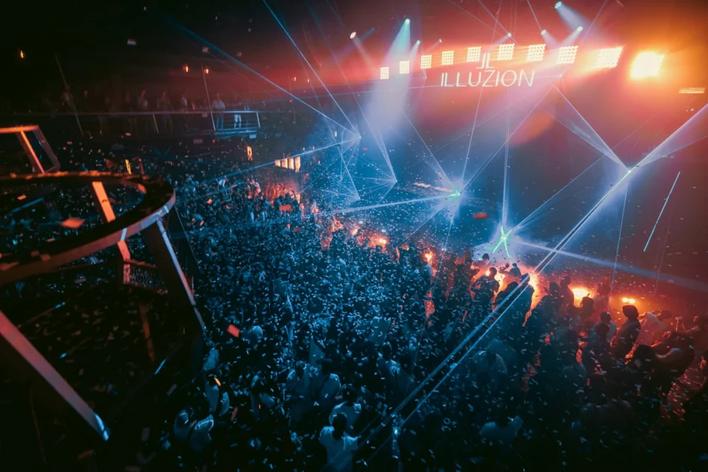 芭东 Illuzion 夜店内部的舞台与夜生活气氛