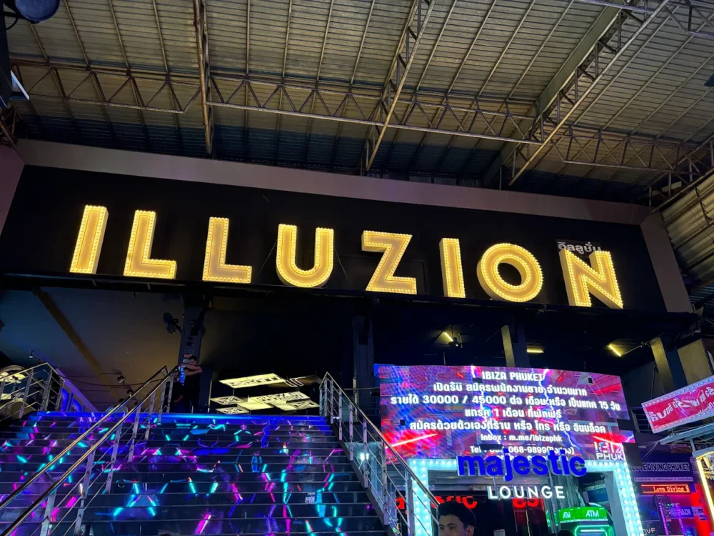 芭东 Bangla Road 的 Illuzion 夜店入口与招牌