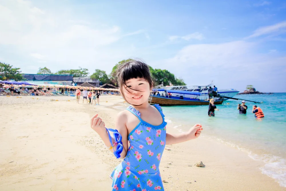小女孩在普吉岛蛋岛海滩开始一天的亲子旅行