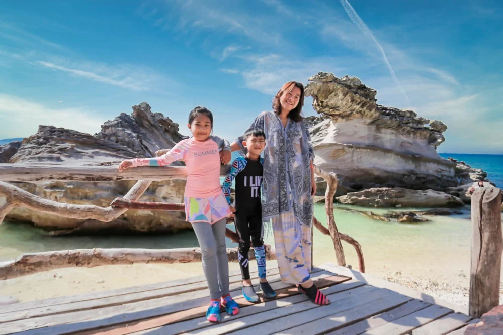 妈妈与两个孩子站在普吉岛蛋岛的石灰岩景观前
