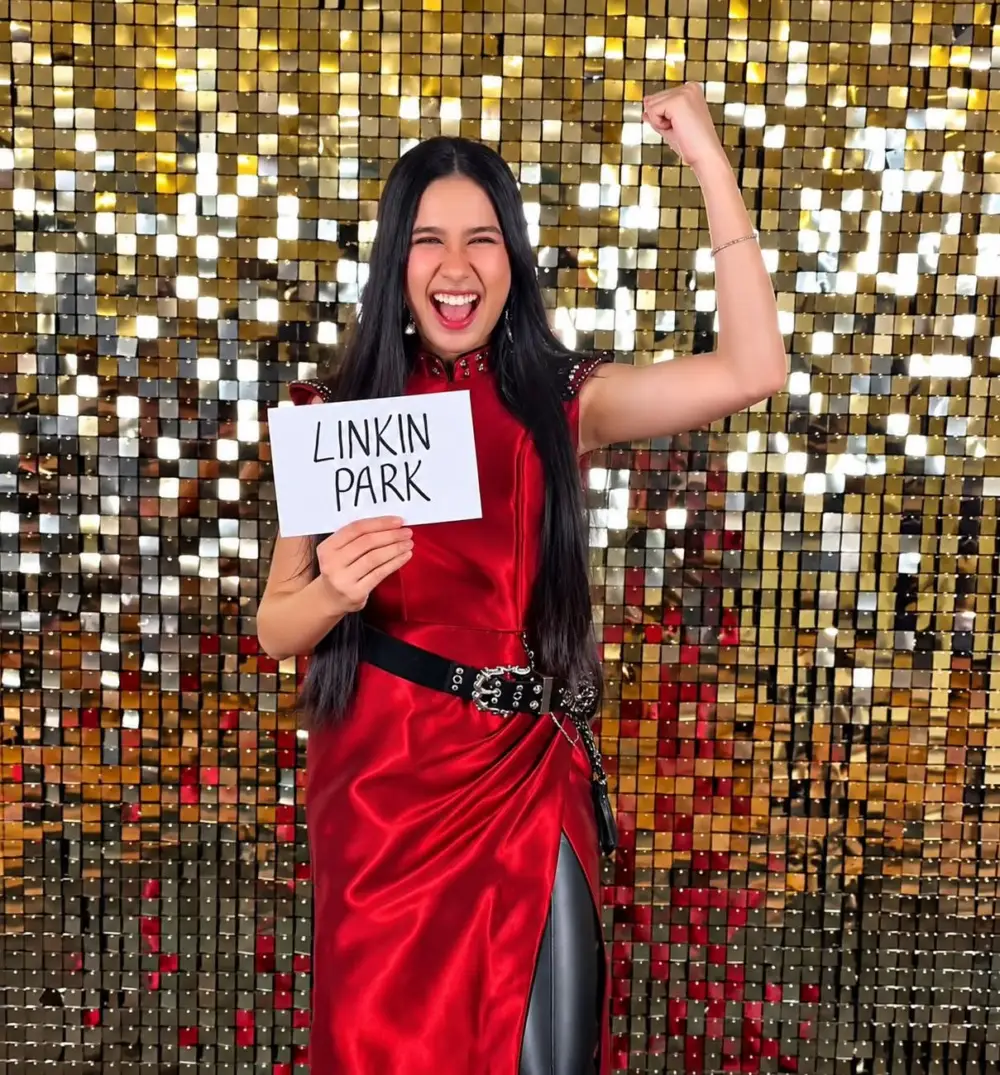Nene Royal holding a handwritten Linkin Park note at AGT