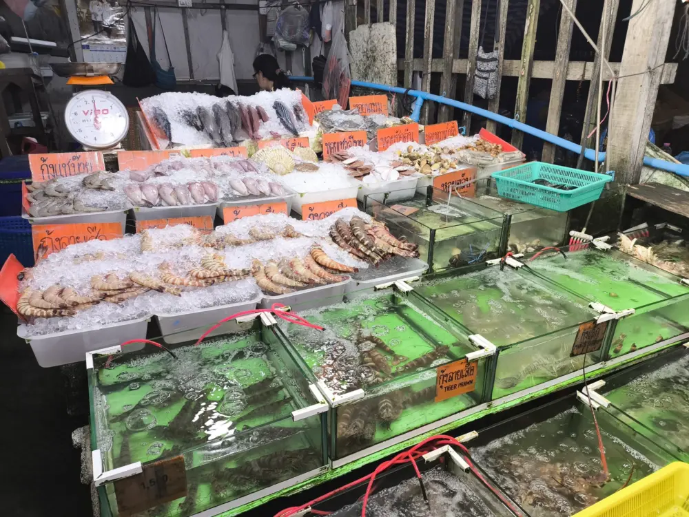 拉威海鲜市场出售的鲜鱼和贝类