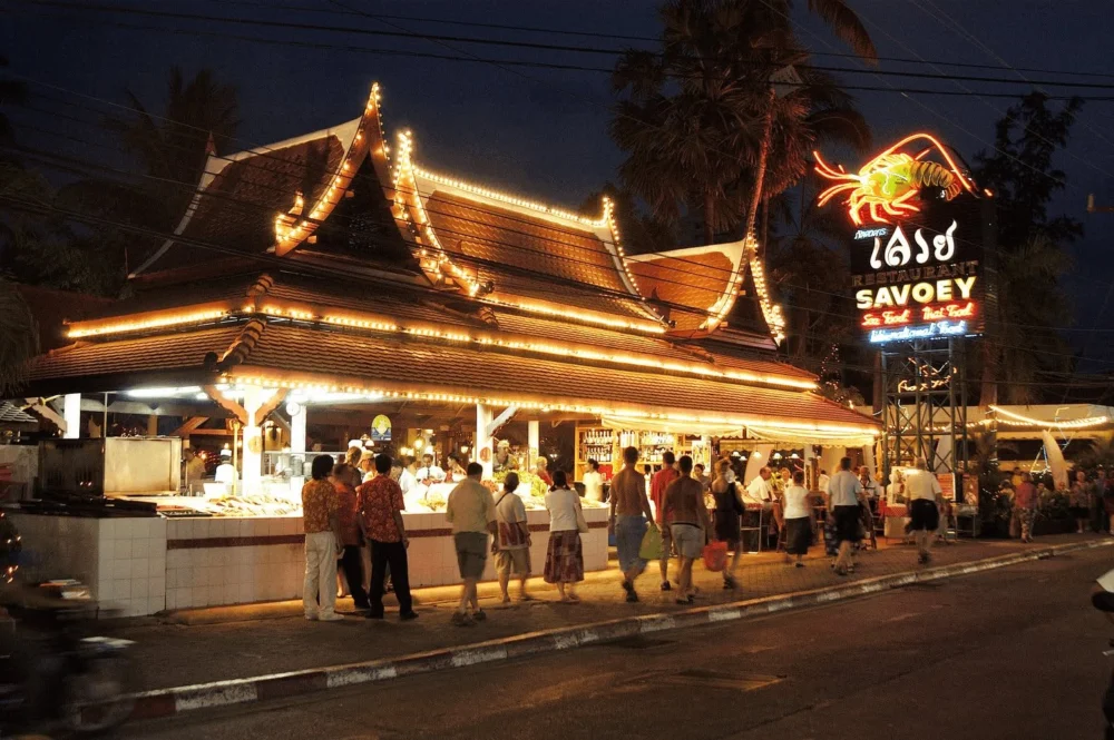 芭东海滩路上的 Savoey Seafood 海鲜餐厅