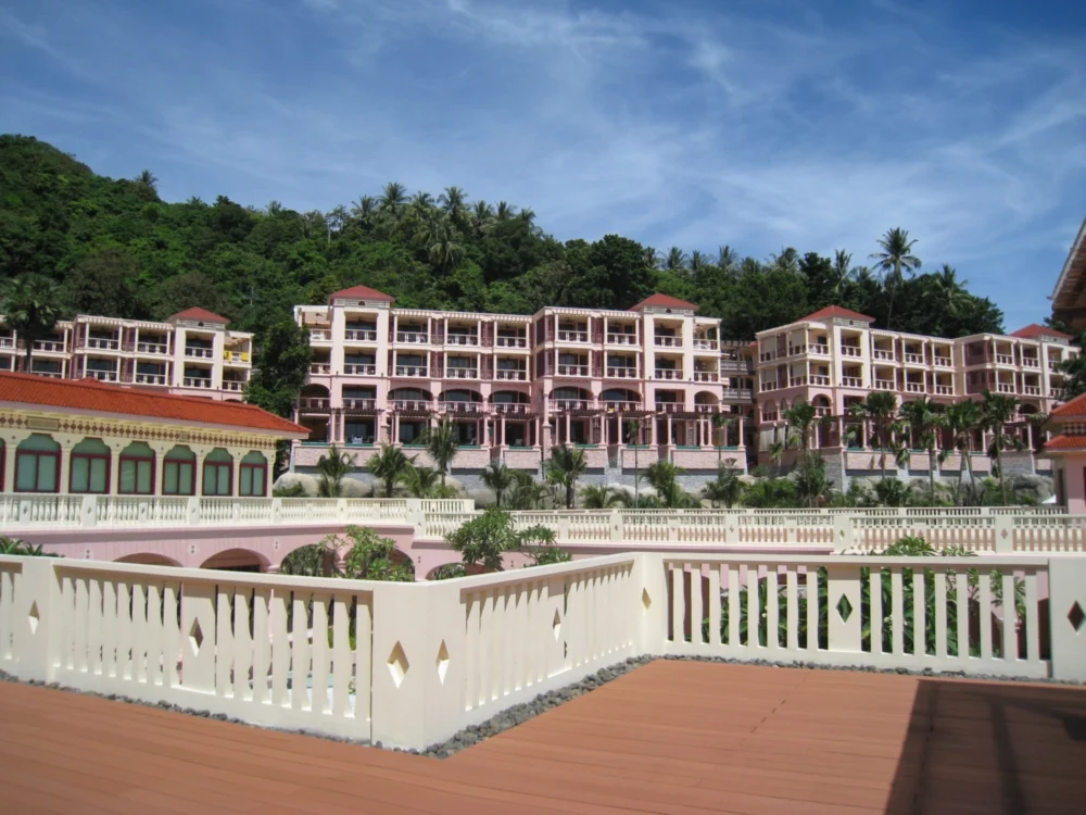 普吉岛Centara Grand Beach Resort的粉色建筑与园区