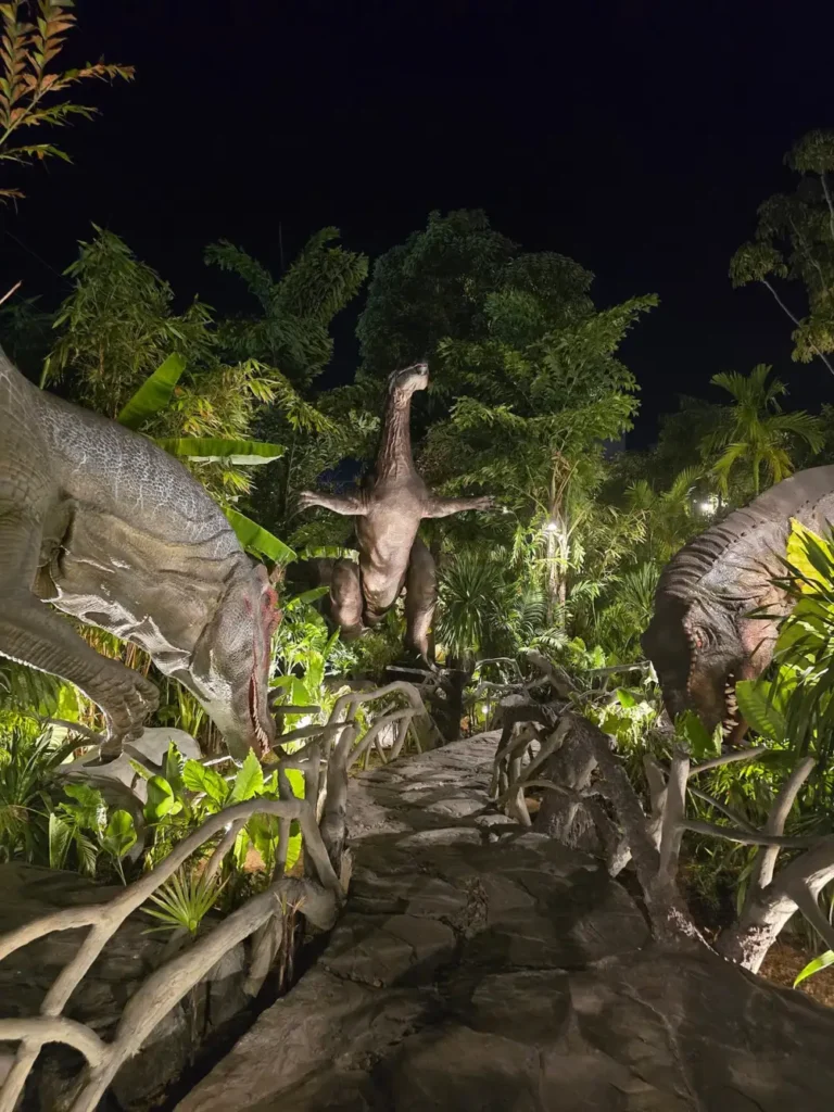 Dino park 恐龙世界的晚上