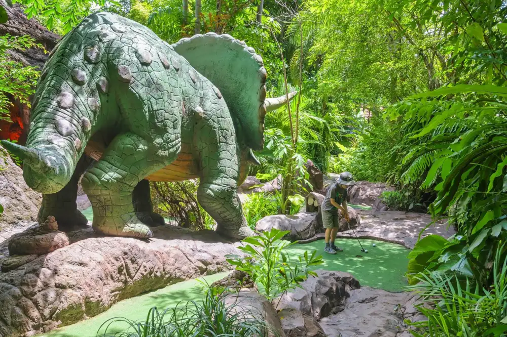 卡伦海滩附近Dino Park迷你高尔夫入口招牌