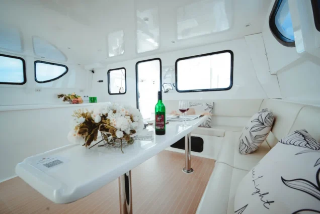 Flash No.7 cabin seating and table