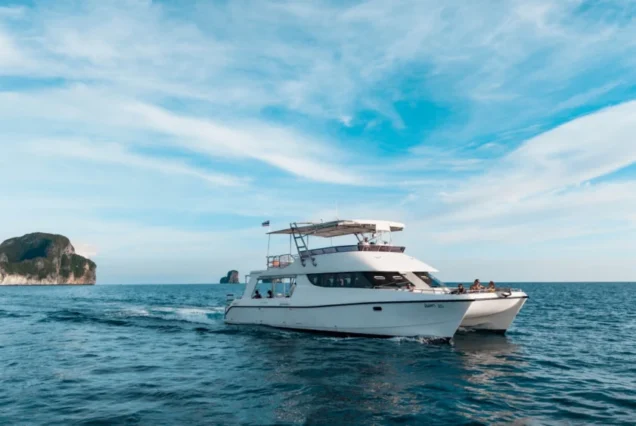 Flash No.7 catamaran yacht