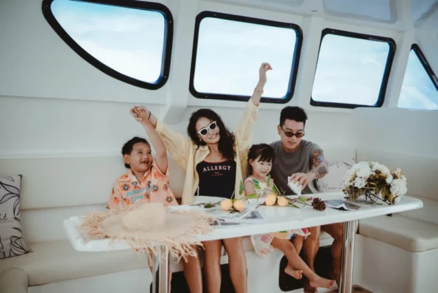 Family enjoying time together in the Flash No.7 yacht lounge
