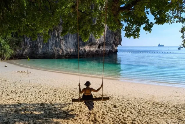 Lao Lading - Hong Island, customer sit on the swing