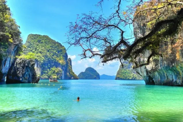 Clear water and limestone cliffs at Lao Lading Island