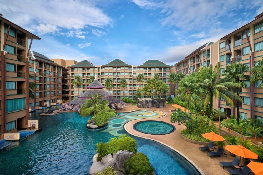 Novotel Phuket Vintage Park酒店的游泳池与度假建筑