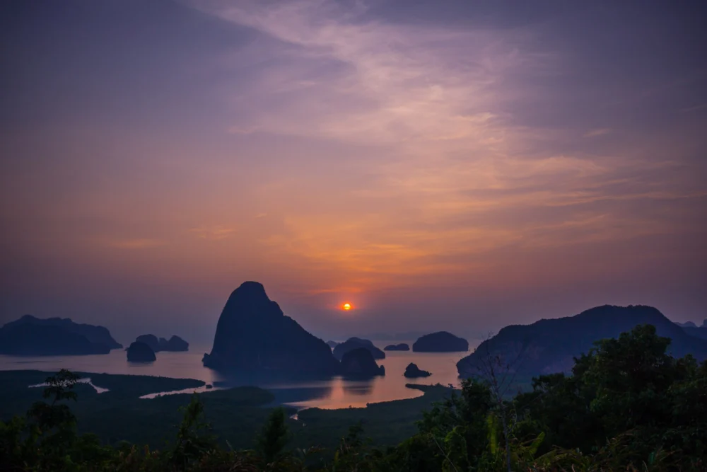 2016年拍摄的Samed Nang Chee日出与攀牙湾山峰剪影