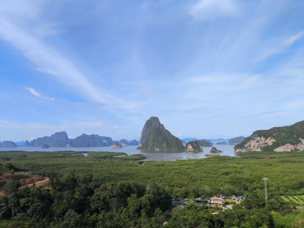 白天从Samed Nang Chee高处欣赏红树林与攀牙湾全景