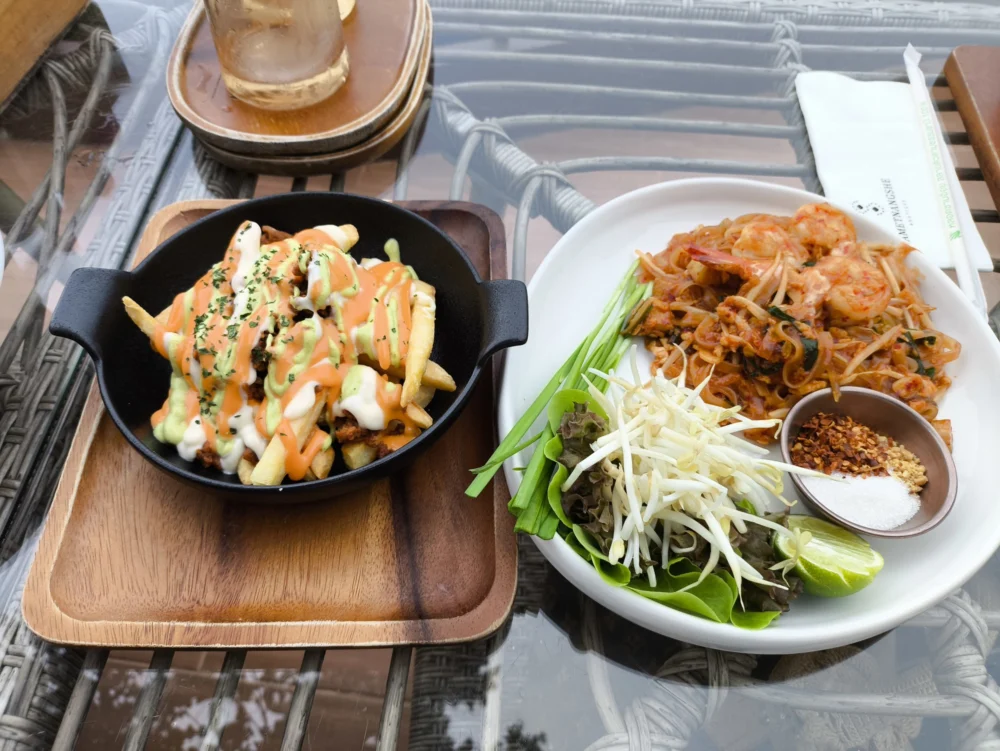 在Samed Nang Chee的Bay View咖啡厅享用餐点与饮料