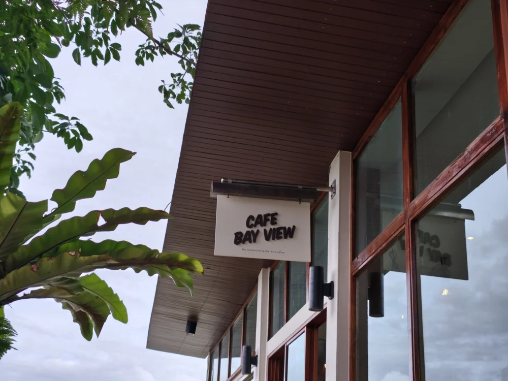 Sametnangshe Boutique内Bay View咖啡厅的招牌