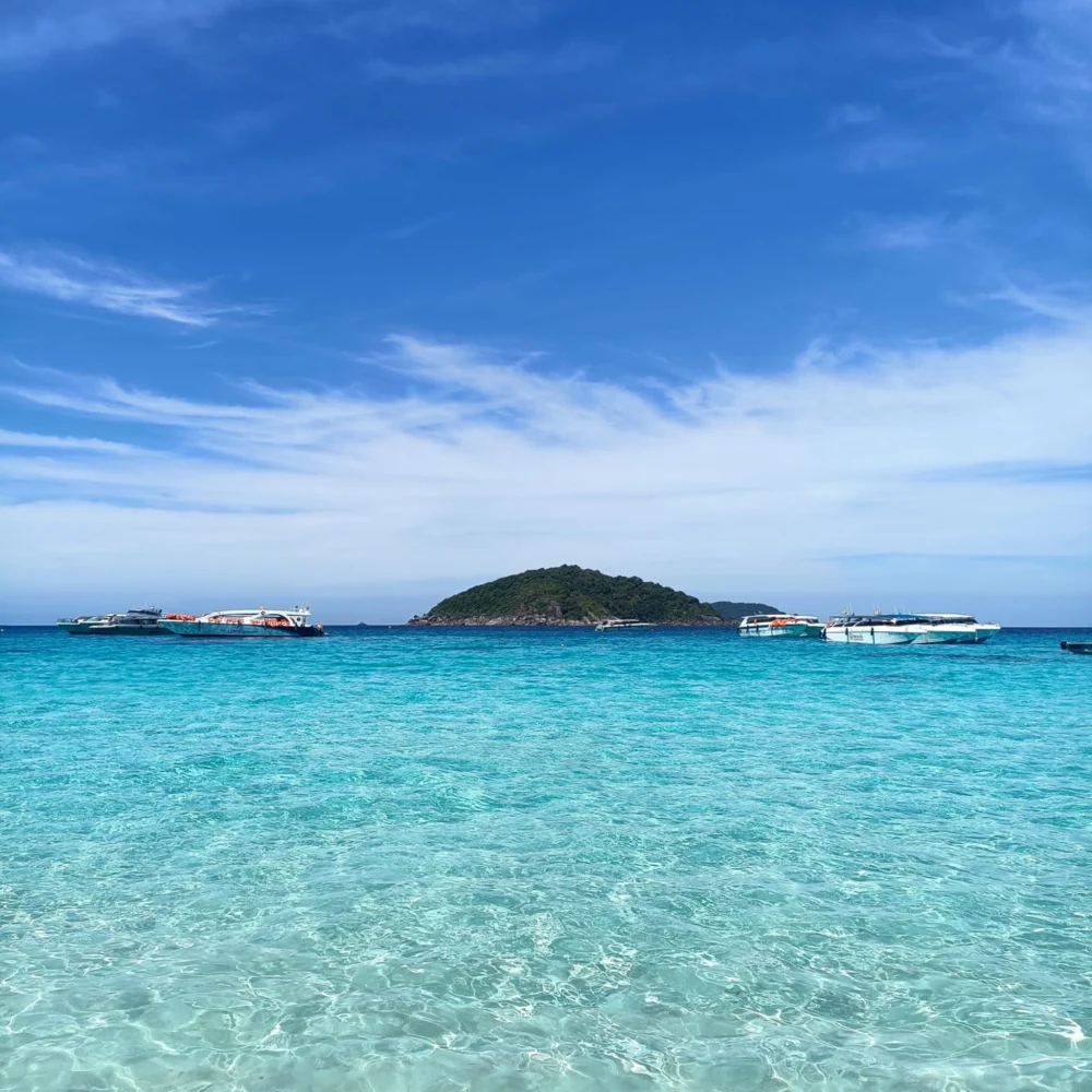 被清澈蓝色安达曼海水环绕的斯米兰海岛岸线