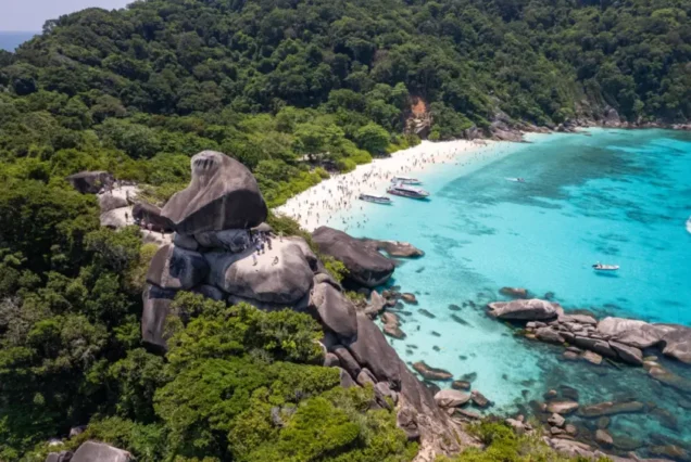 Sailing Rock and the bay of Similan Island 8